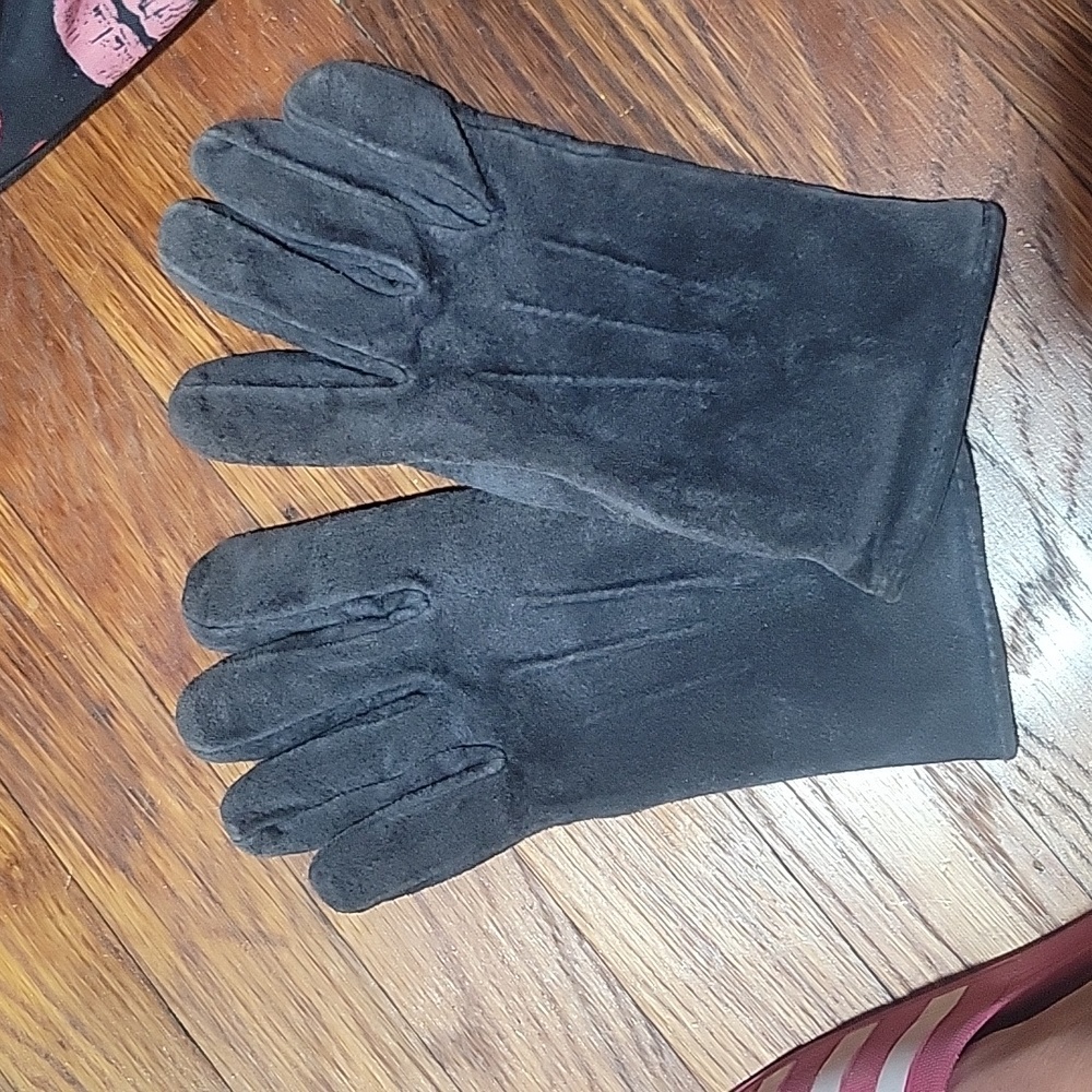 Suede Isotoner gloves. So Fn Comfy